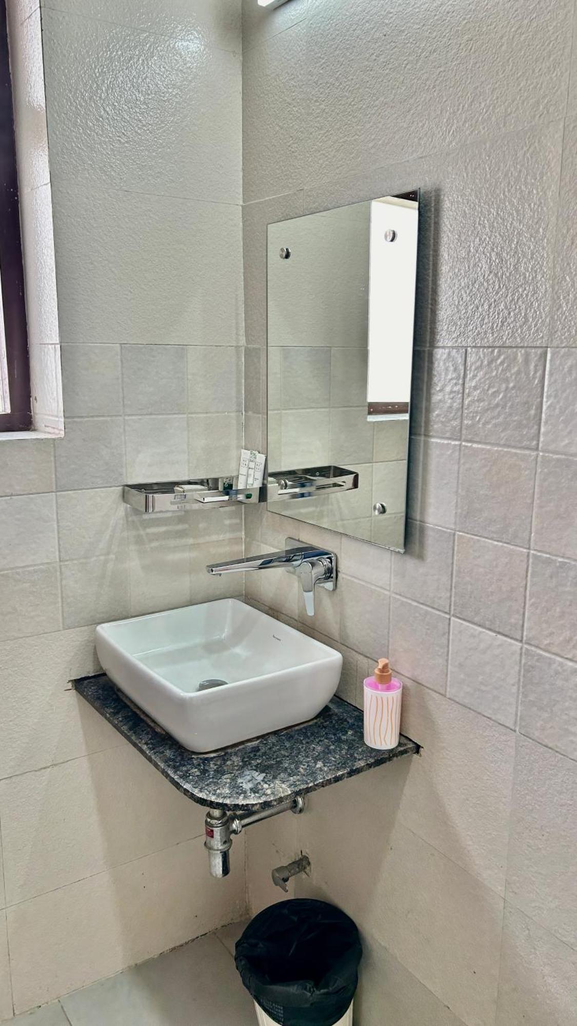 Aura Luxury Studio I Couple Friendly I Near Golf Course Road, Sector 57, Gurgaon Exterior photo